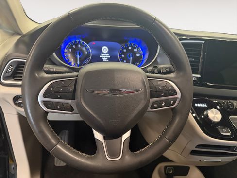 Used 2023 Chrysler Pacifica Touring-L FWD image 15