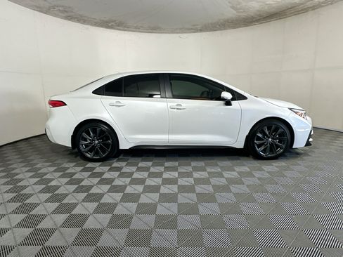 Used 2025 Toyota Corolla SE FWD image 2