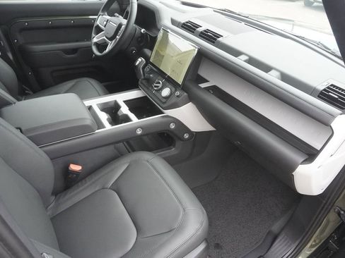 New 2026 Land Rover Defender 130 X-Dynamic SE image 22