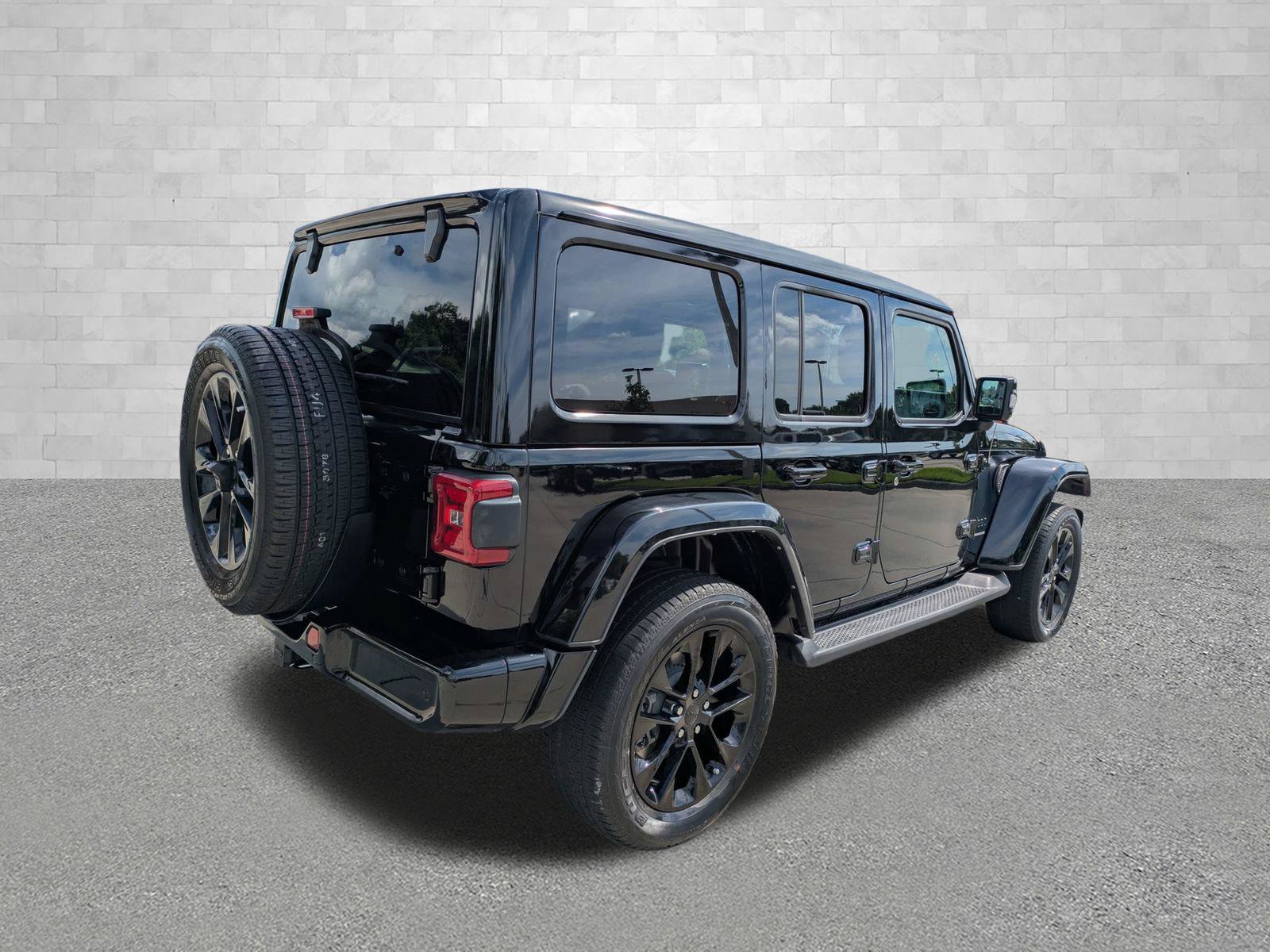 Used 2023 Jeep Wrangler Unlimited Sahara AWD/4WD image 2