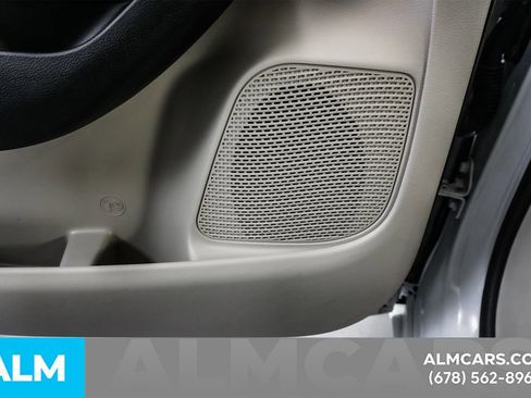 Used 2024 Chrysler Pacifica Touring-L image 47