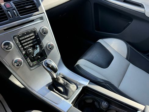 Used 2017 Volvo XC60 T6 Dynamic w/ Preferred Option Package image 13