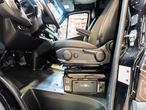 Used 2021 Mercedes-Benz Sprinter 2500 w/ Premium Plus Package image 44