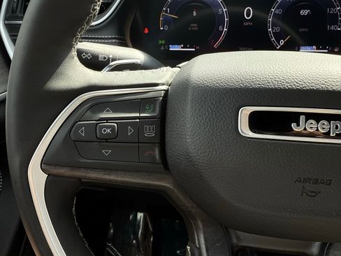 Used 2024 Jeep Grand Cherokee Limited image 32