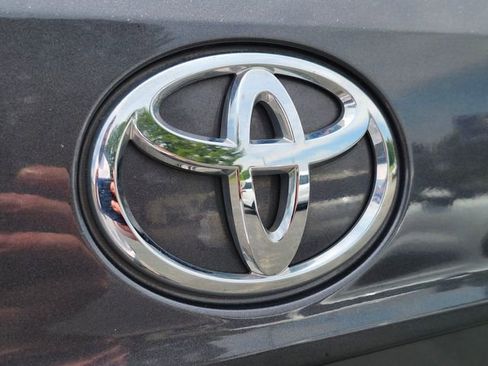 Used 2022 Toyota Highlander XLE AWD/4WD image 23