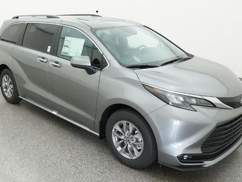 New 2026 Toyota Sienna XLE image 13
