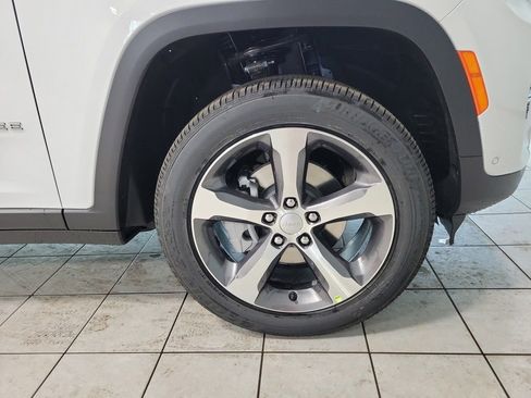 New 2025 Jeep Grand Cherokee Limited w/ Luxury Tech Group II image 35