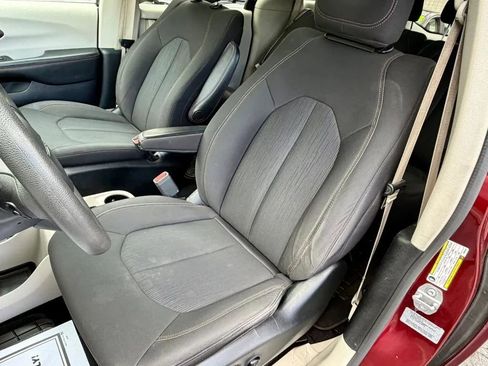 Used 2017 Chrysler Pacifica Touring FWD image 12