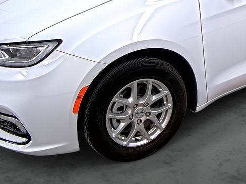 Used 2024 Chrysler Pacifica Touring-L w/ Uconnect Theater Family Group FWD image 7
