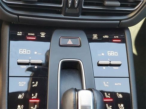 Used 2022 Porsche Macan image 30