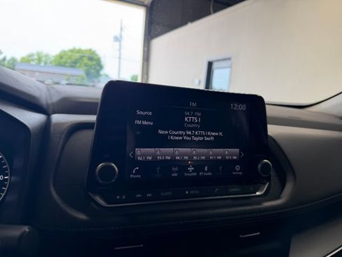 Used 2025 Nissan Rogue SV AWD/4WD image 12