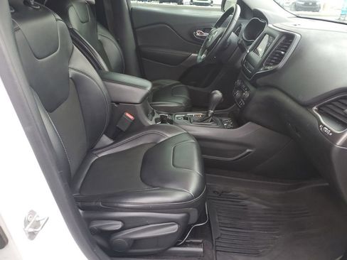 Used 2019 Jeep Cherokee Latitude Plus image 28