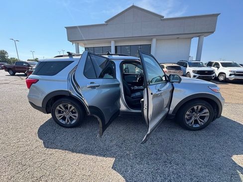 Used 2024 Ford Explorer XLT w/ Equipment Group 202A AWD/4WD image 8