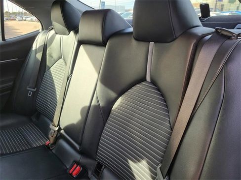 Used 2021 Toyota Camry SE image 12