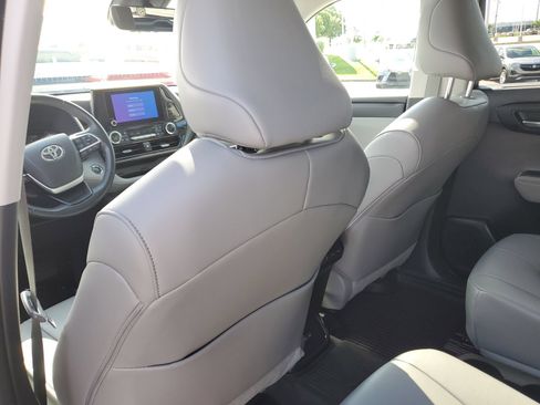 Used 2023 Toyota Highlander XLE AWD/4WD image 15
