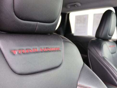 Used 2021 Jeep Cherokee Trailhawk AWD/4WD image 11
