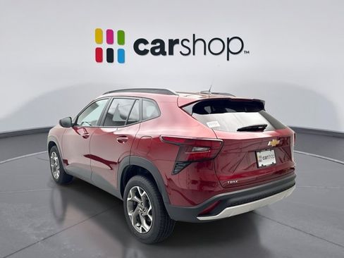 Used 2025 Chevrolet Trax LT FWD image 3