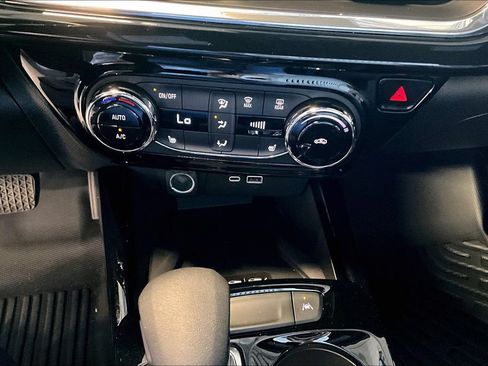 Used 2025 Chevrolet Trax RS w/ Sunroof Package FWD image 11