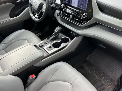 Used 2022 Toyota Highlander Platinum image 17