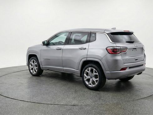 Used 2025 Jeep Compass Latitude image 6