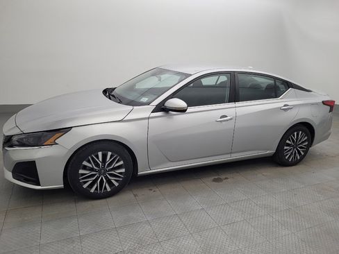 Used 2023 Nissan Altima 2.5 SV image 2