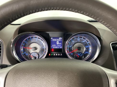 Used 2014 Chrysler Town & Country Touring FWD image 20