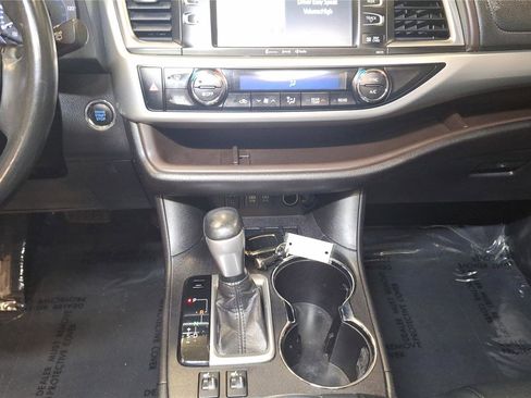 Used 2018 Toyota Highlander XLE FWD image 17
