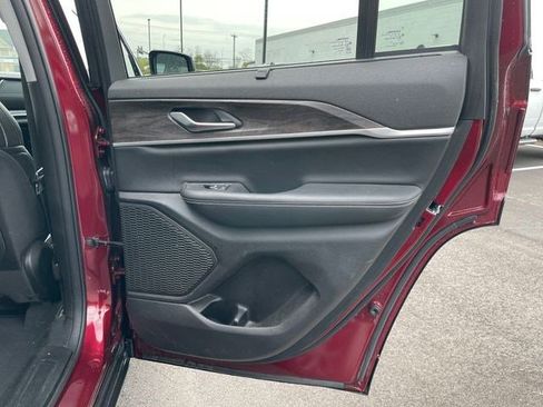 Certified 2023 Jeep Grand Cherokee Limited w/ Luxury Tech Group II AWD/4WD image 19