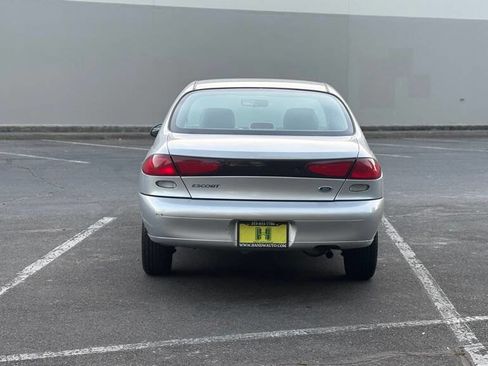 Used 1997 Ford Escort Sedan FWD image 4