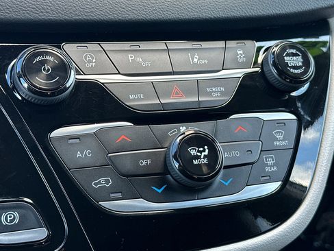 Used 2024 Chrysler Pacifica Touring-L image 21