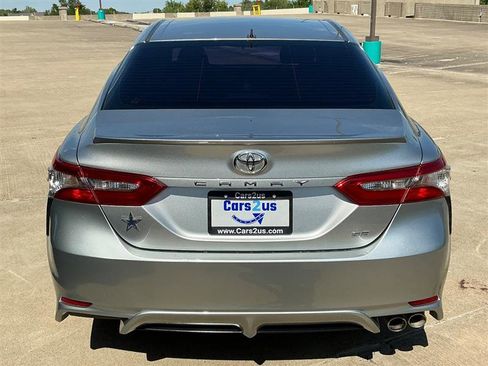 Used 2018 Toyota Camry SE FWD image 5