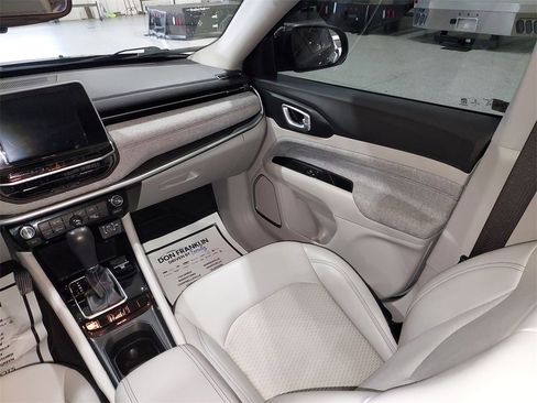 Used 2022 Jeep Compass Latitude image 11