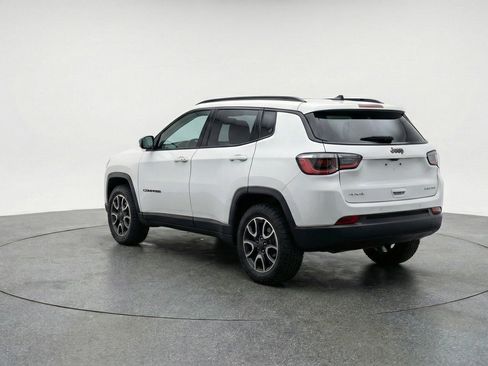 Used 2025 Jeep Compass Trailhawk AWD/4WD image 6