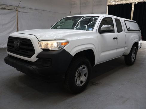 Used 2018 Toyota Tacoma SR RWD image 3