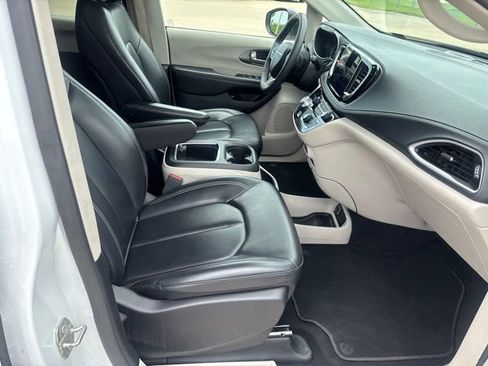 Used 2023 Chrysler Pacifica Touring-L FWD image 21