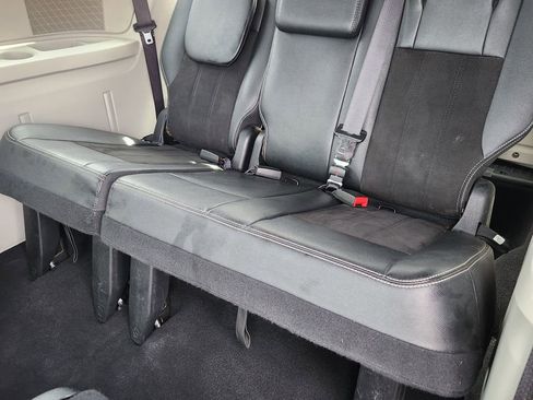 Used 2019 Dodge Grand Caravan SXT FWD image 28
