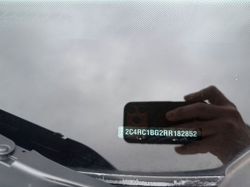 Used 2024 Chrysler Pacifica Touring-L image 31