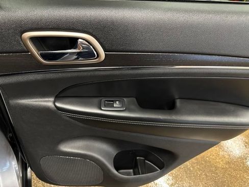 Used 2017 Jeep Grand Cherokee Limited AWD/4WD image 25