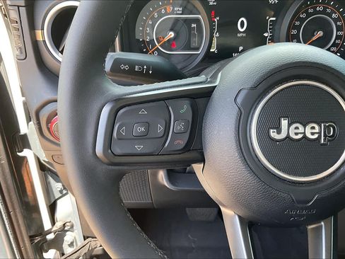 Used 2025 Jeep Gladiator Sport w/ Premium Package AWD/4WD image 44