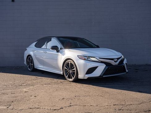 Used 2019 Toyota Camry XSE image 9