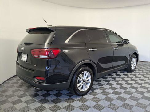 Used 2019 Kia Sorento LX image 2