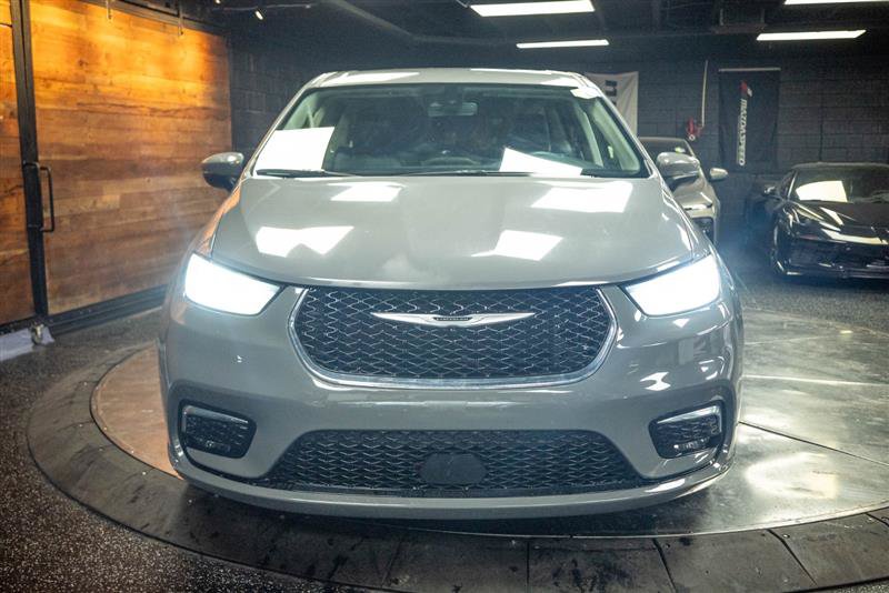Used 2023 Chrysler Pacifica Touring-L FWD image 4