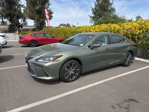 Used 2024 Lexus ES 300h w/ Premium Package image 5