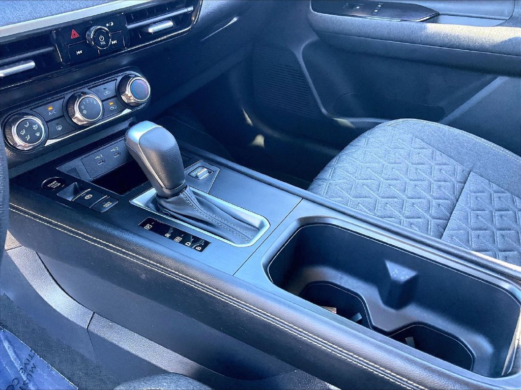 Used 2025 Nissan Kicks SV AWD/4WD image 19