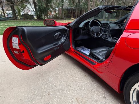Used 2004 Chevrolet Corvette Coupe w/ Roof Package image 43