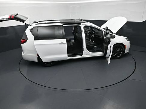 Used 2024 Chrysler Pacifica Touring-L w/ S Appearance Package FWD image 30