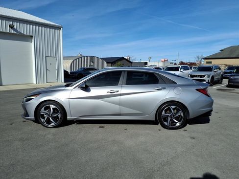 Used 2021 Hyundai Elantra SEL w/ Convenience + Premium Package image 3