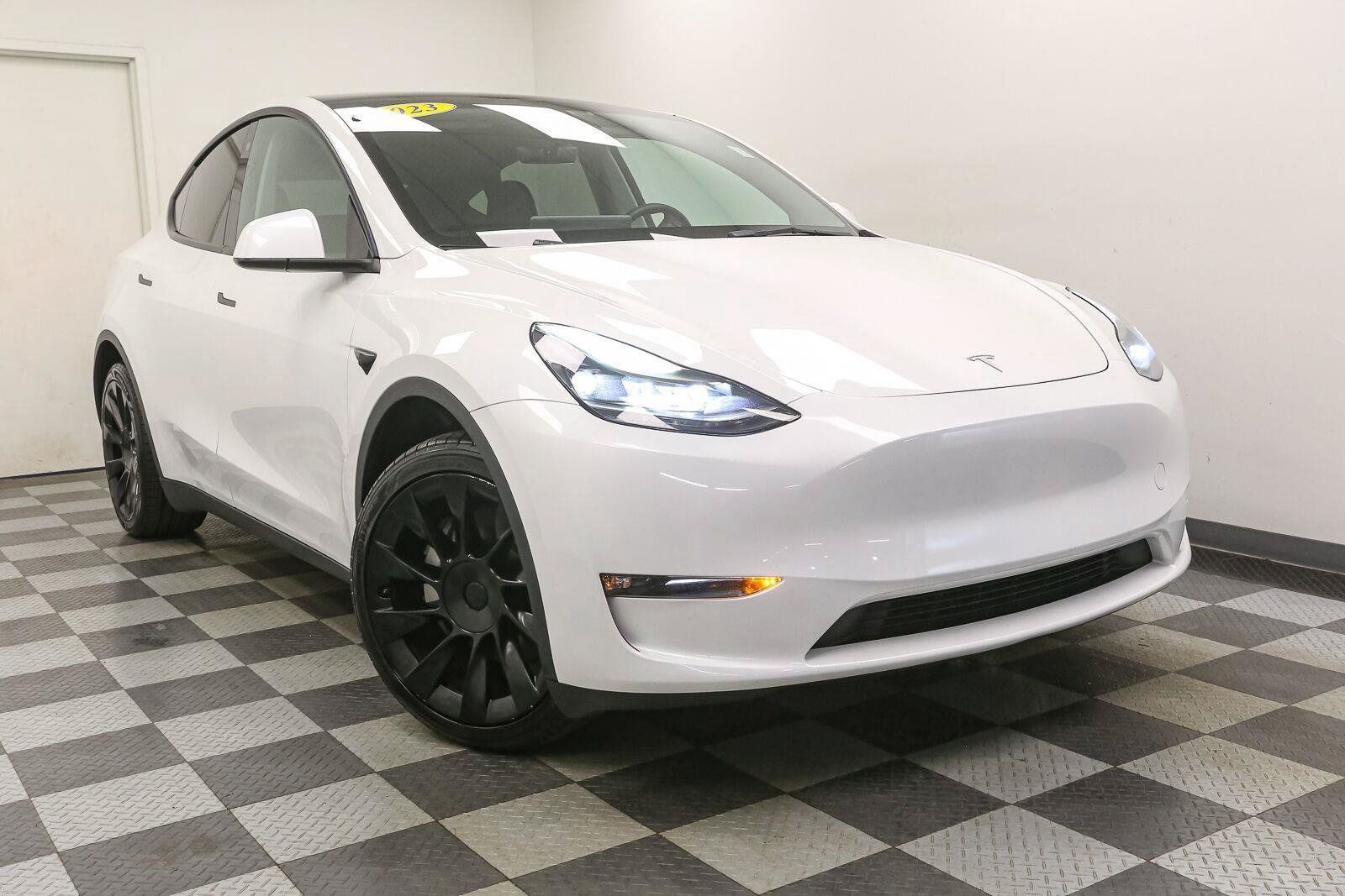 Used 2023 Tesla Model Y Long Range AWD/4WD image 2