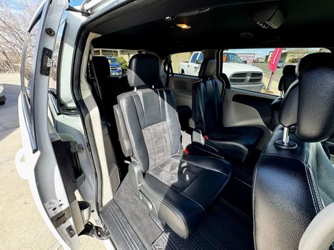 Used 2018 Dodge Grand Caravan SXT image 17