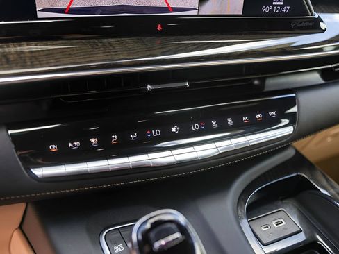 Certified 2023 Cadillac Escalade Premium Luxury w/ Performance Package AWD/4WD image 18